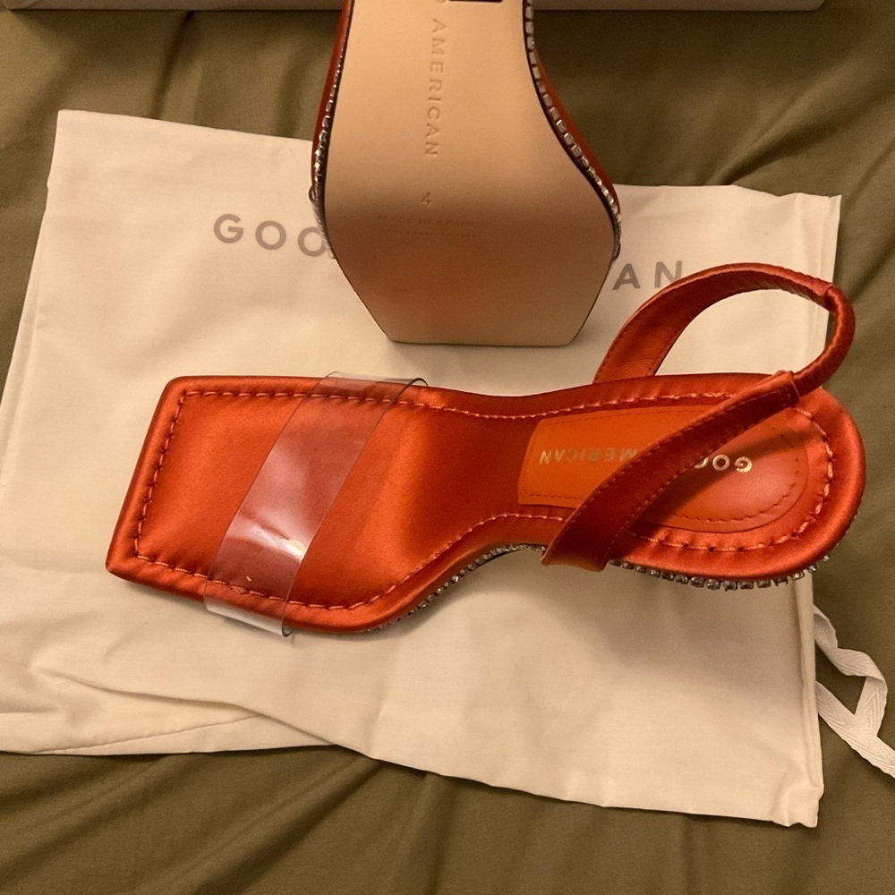 Good American Slingback Ombre Heel
Satin Clear/Crystal Sandal - Size 4 - Picture 6 of 6